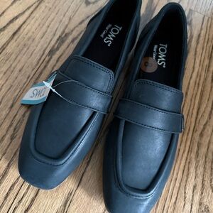 TOMS women’s Lynette black leather loafer - NWT - size 8